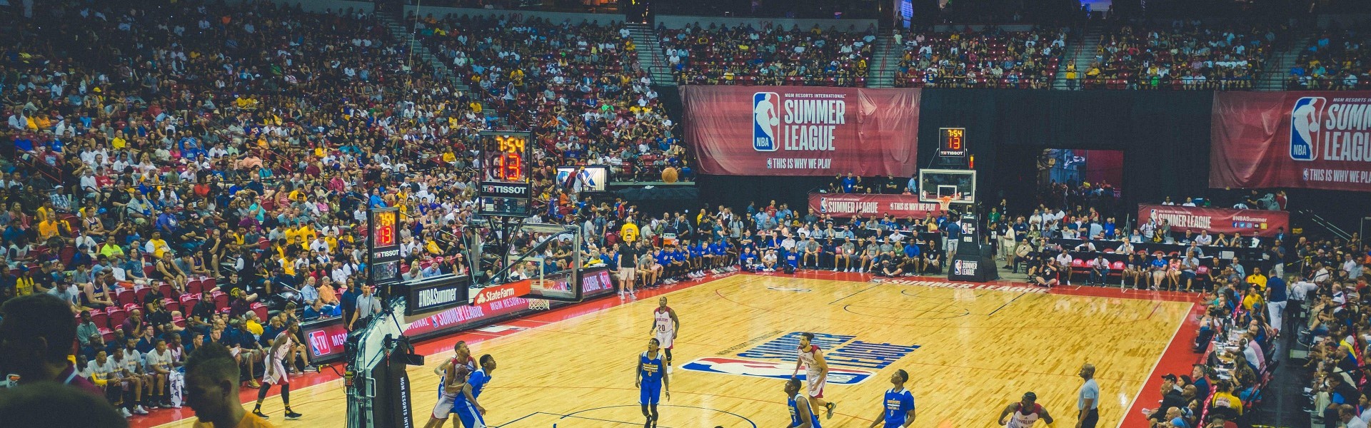 华体会体育_巨星间的时代对话，爱德华兹与扬尼斯的赛后拥抱，诠释何为英雄相惜