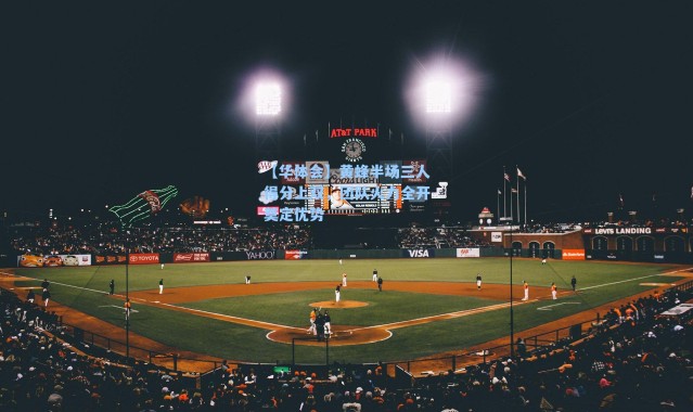 【华体会】黄蜂半场三人得分上双，团队火力全开奠定优势